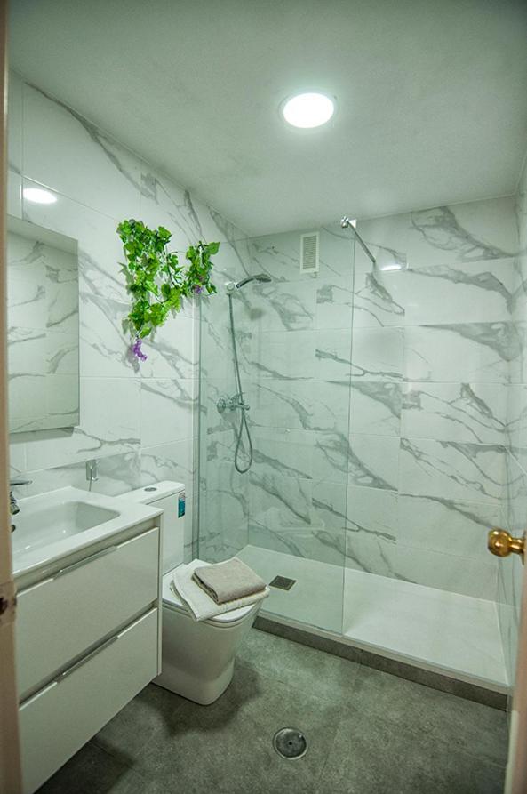 Luminoso Y Fresco Apartamento En 2ª Linea De Playa Фуeнхирола Екстериор снимка